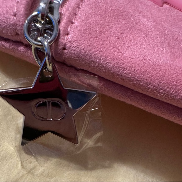 DIOR LARGE PINK 3D LOGO
CLUTCH "DIOR" IN SUEDE AND IN PINK. NWOT RARE - Picture 6 of 8